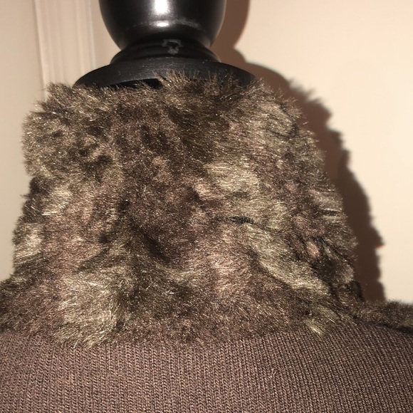 CLOTHES by REVUE medium brown knit faux fur vest with clasp closure - Picture 3 of 16